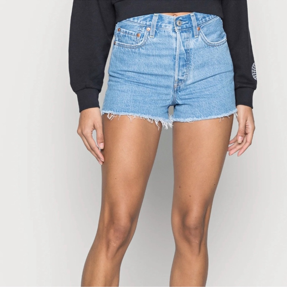 Levi's Women's Rib age Shorts Light Blue Size 27 NWT - Picture 2 of 12